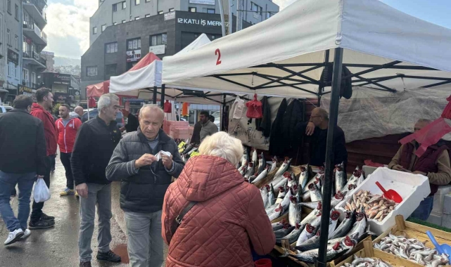 Palamut fiyatı düştü, vatandaş ilgi gösterdi