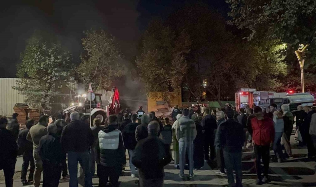 Palet deposunda çıkan büyük yangın 1 saatte söndürüldü