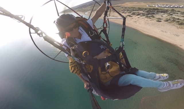 Paramotorla uçan küçük çocuk uyuyakaldı: O anlar kamerada