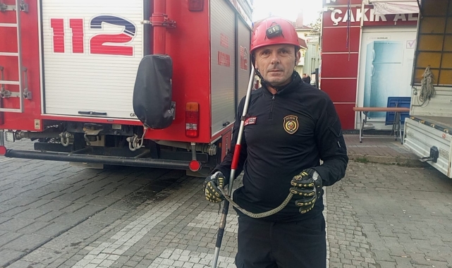 Park halinde minibüse giren yılan, itfaiyenin müdahalesiyle çıkarıldı