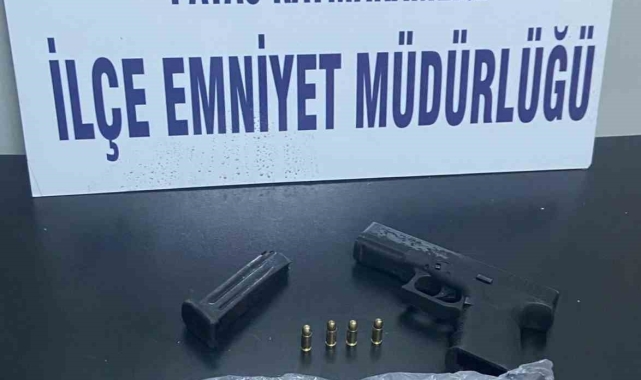 Payas'ta durdurulan araçta silah ve uyuşturucu ele geçirildi
