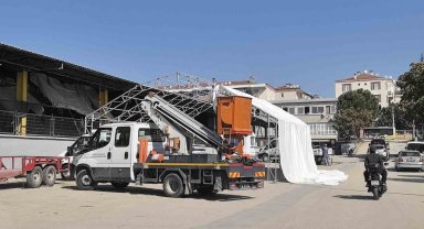Pazar yerine branda kurarken 5 metre yükseklikten düştü, ağır yaralandı