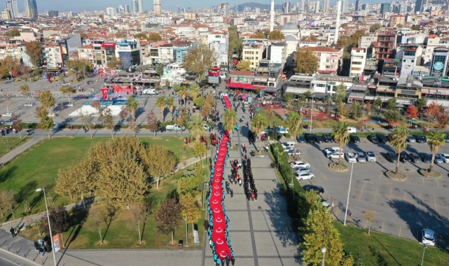 Pendik'te 101 metrelik Türk bayrağıyla Cumhuriyet kutlaması havadan görüntülendi