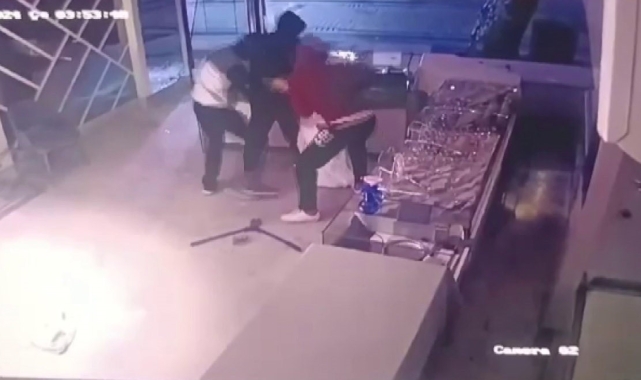 Pendik'te kuyumcudan saniyeler içinde 5 milyonluk altın çaldılar, o anlar kamerada