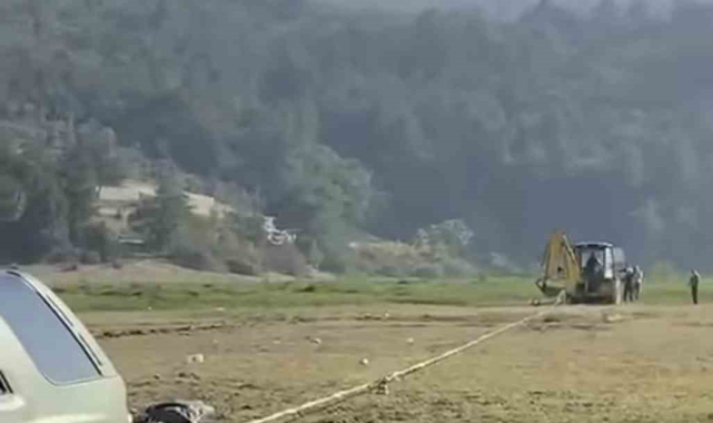 Pikniğe giden bataklığa saplandı, onları kurtarmaya gidenler de mahsur kaldı