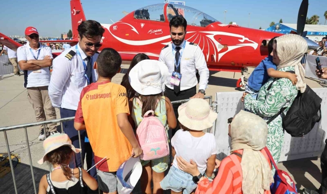 Pilotaj öğrencileri TEKNOFEST'te çocuklara uçakları tanıttı