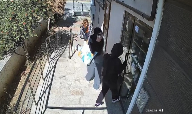 Plastik şişe ile kapıları açıp, evleri soyuyorlardı