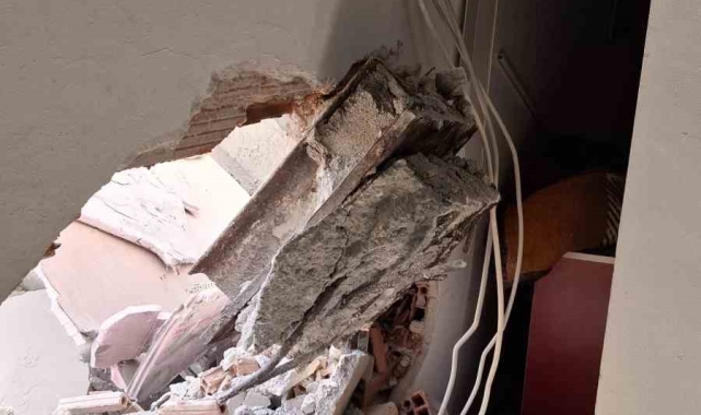 Profilo Alışveriş Merkezi'nin yıkımı esnasında yan apartmana çelik direk saplandı, 1 kişi de ölümden döndü