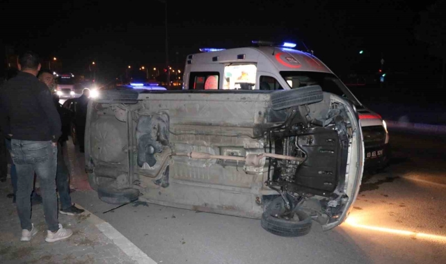 Refüje çarpıp takla atan araçta aynı aileden 5 kişi yaralandı