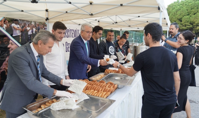Rektör Prof. Dr. Budak, öğrencileri çay, gevrek ve boyozla karşıladı