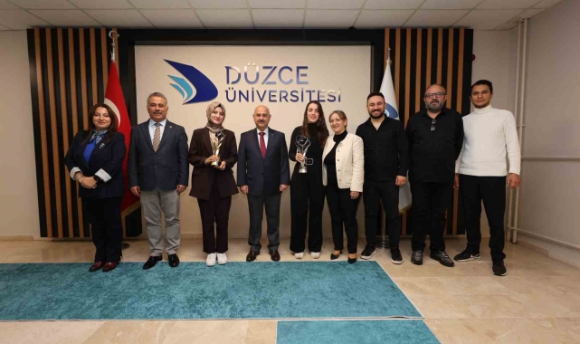 Rektör Sözbir ödül kazanan öğrencilerle bir araya geldi