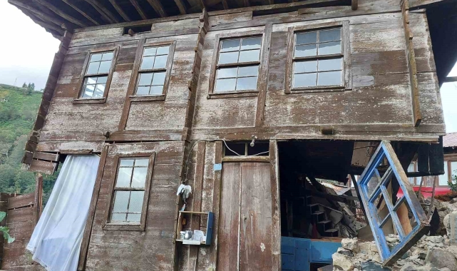 Rize'de asırlık ahşap ev heyelana yenik düştü