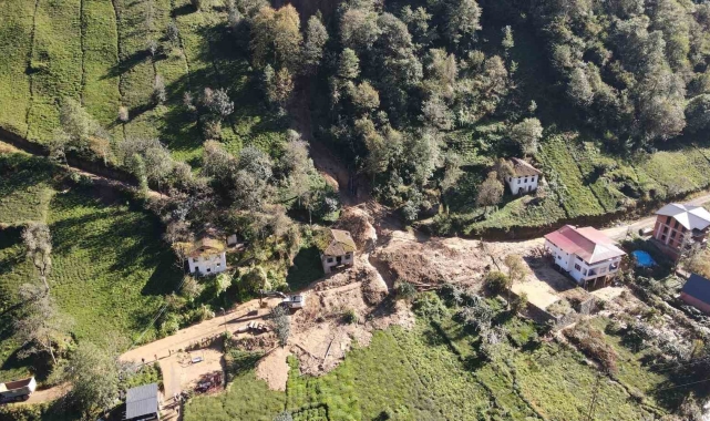 Rize'de heyelan nedeniyle 3 ev boşaltıldı