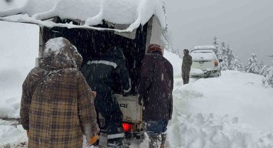 Rize'de kar nedeniyle yaylalarda mahsur kalan yaylacılar hayvanları ile birlikte kurtarıldı