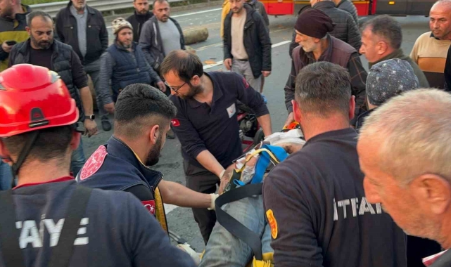 Rize'de tomruk yüklü kamyon ile kamyonet çarpıştı: 3 yaralı