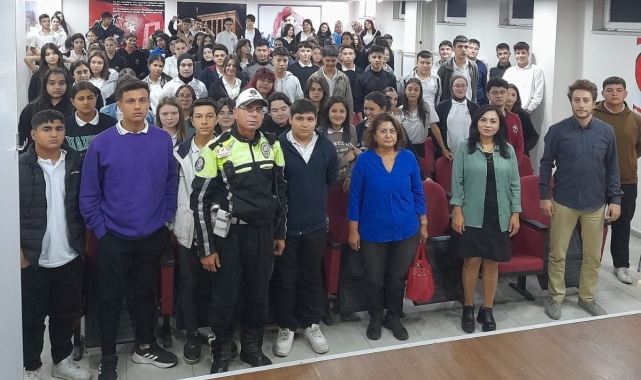 Salihli'de polis, öğrencilere trafik eğitimi verdi