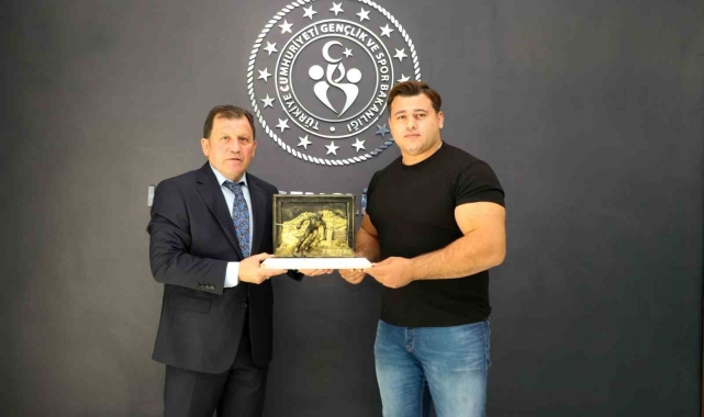 Şampiyon güreşçilerden Kayseri'ye ziyaret