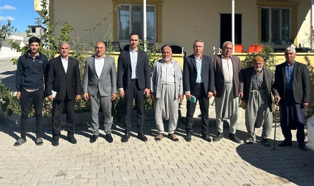 Samsat Kaymakamı köylerde vatandaşlarla bir araya geliyor