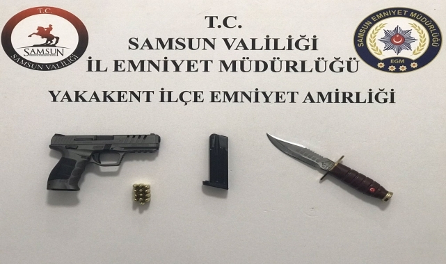 Samsun&#039;da durdurulan şüpheli araçta silah ve bıçak ele geçirildi