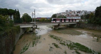 Samsun'da etkili olan sağanak, akarsuları coşturdu