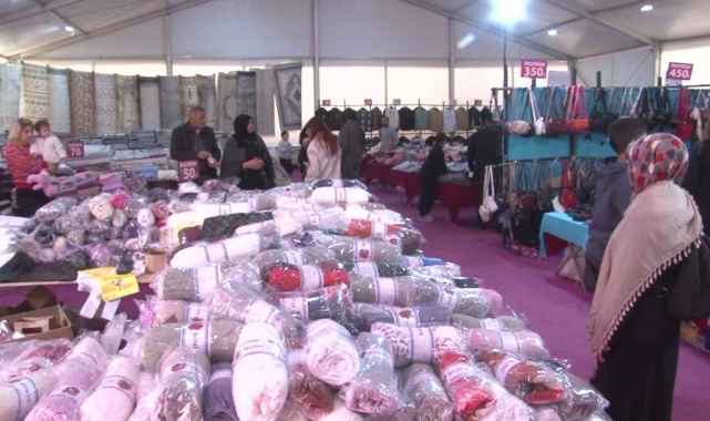 Sancaktepe'de kurulan indirim fuarı vatandaşları ağırlıyor