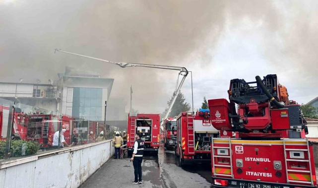 Sancaktepe'de soğuk hava deposunda çıkan yangın kontrol altına alındı