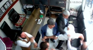 Şanlıurfa'da fotoğrafçı ile kardeşinin muhtar ve yakınları tarafından darp edildiği anlar kamerada