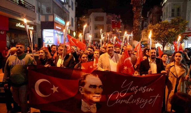 Seferihisar'da cumhuriyet coşkusu ile fener alayı
