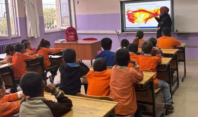 Şehit Cengiz Topel Mithatpaşa İlkokulunda deprem tatbikatı yapıldı