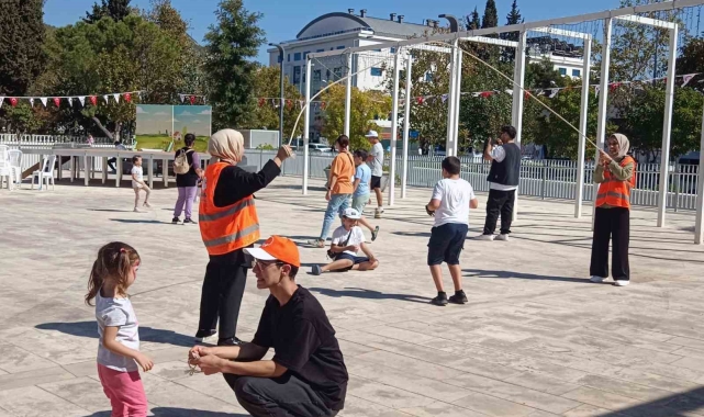 Şenlikte Metinbilim Enstitüsünden Otantik çocuk oyunları gösterisi