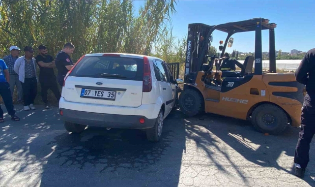 Serik'te forklift otomobilin motoruna saplandı, otomobil sürücüsü yaralandı