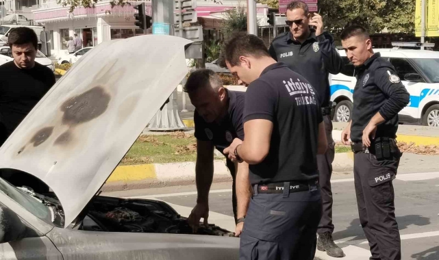 Seyir halindeki otomobil alev aldı