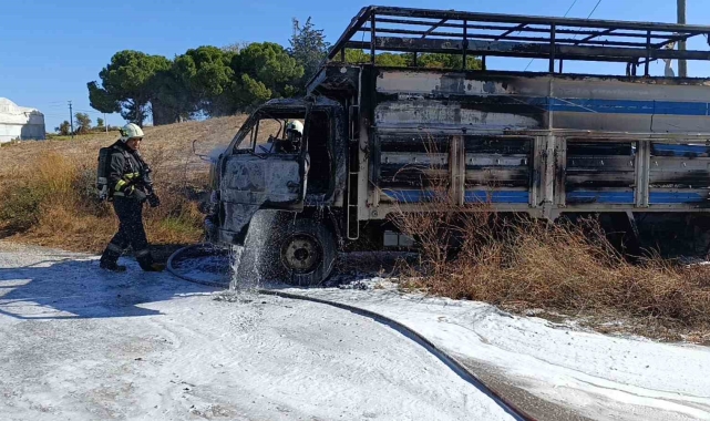 Seyir halindeyken alev alan kamyon kullanılmaz hale geldi
