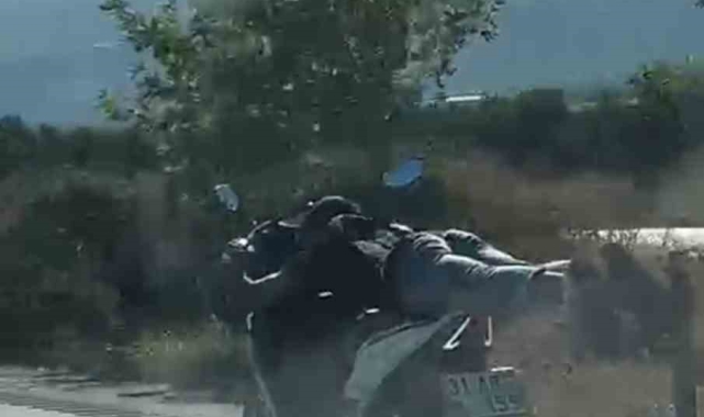 Seyir halindeyken motosikletin üzerine yatarak 'ölümüne' yolculuk