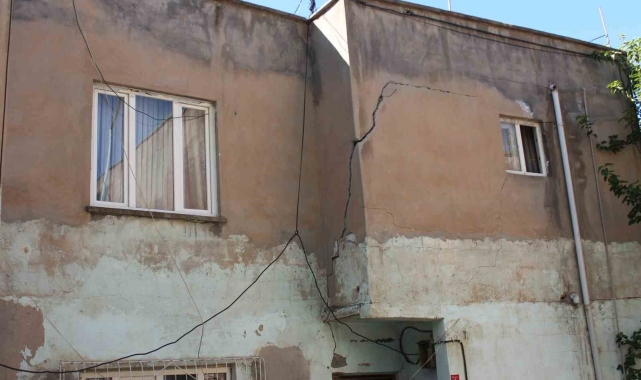 Siirt'te önce Kahramanmaraş, ardından Malatya merkezli depremlerden etkilenen ev büyük hasar gördü