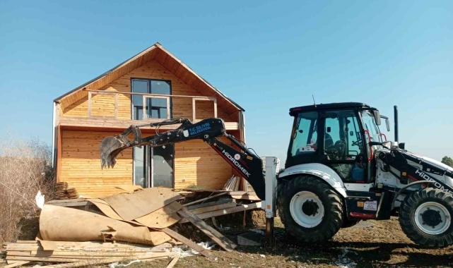 Silivri Belediyesi tarım arazilerindeki kaçak yapıların yıkımına devam ediyor