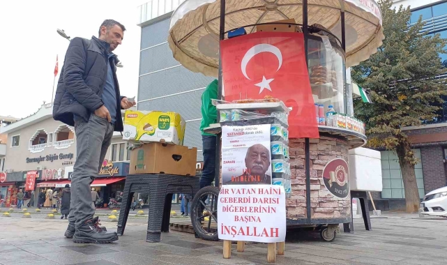 Simitçi, Fethullah Gülen'in ölümünü tatlı dağıtarak kutladı