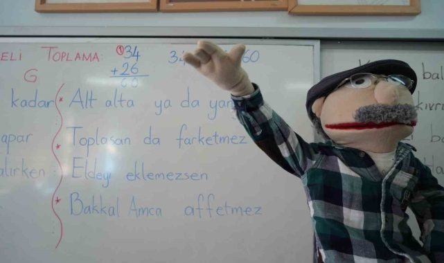 Sınıf öğretmeni 'Bakkal Amca' ismini verdiği kukla ile dersleri işliyor