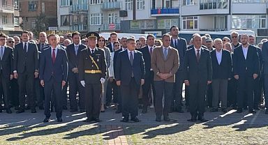 Sinop’ta Cumhuriyet Bayramı, çelenk töreniyle başladı