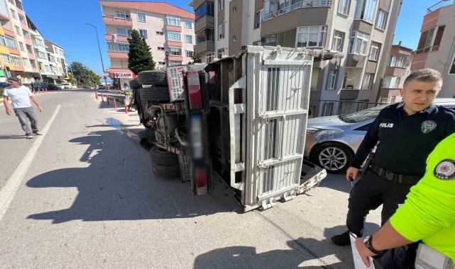 Sinop'ta virajı alamayan kamyonet devrildi