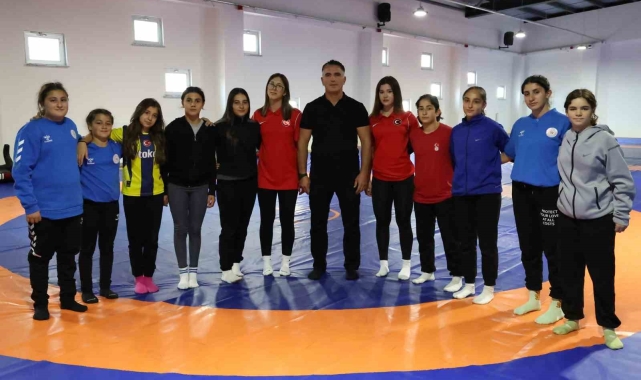 Sivas&#039;ın tek kadın güreş takımı başarıdan başarıya koşuyor