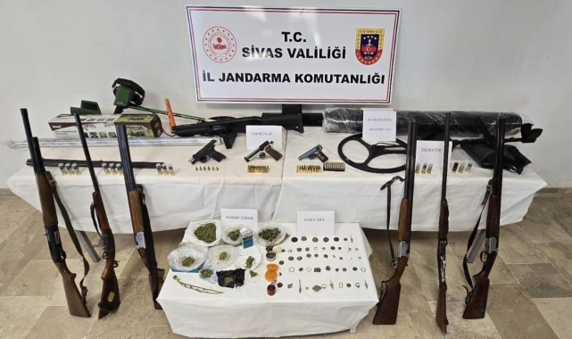 Sivas'ta uyuşturucu tacirlerine jandarma operasyonu: 4 kişi tutuklandı