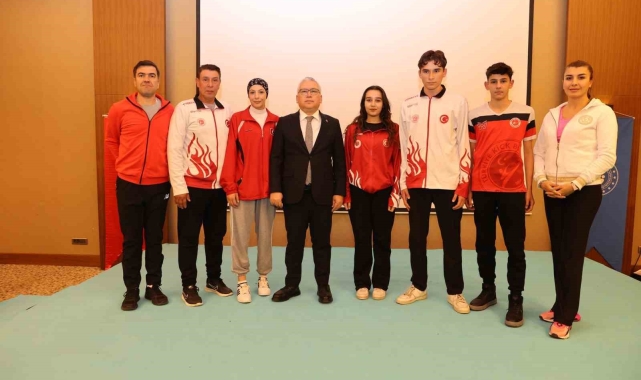 Sivas'ta "Zirvedeki Yiğidolar" ödüllerini aldı