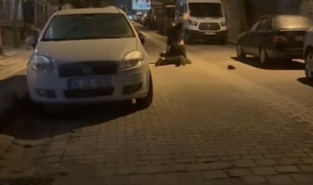 Sultangazi'de dehşet anları kamerada: Yerde yatan kişiyi yumrukladı