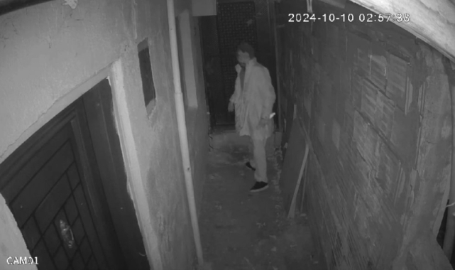 Sultangazi&#039;de ekmek bıçaklı hırsızlık girişimi kamerada