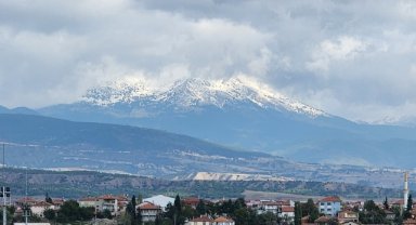 Suluova'nın yüksek kesimlerinde kar yağışı etkili oldu