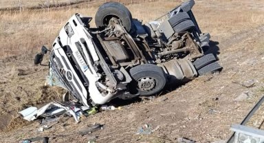 TAG otoyolunda devrilen tırın sürücüsü hayatını kaybetti