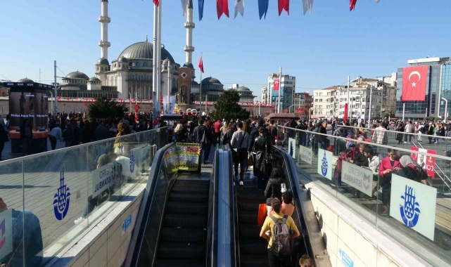 Taksim'de asansör ve yürüyen merdiven arızası vatandaşları mağdur etmeye devam ediyor