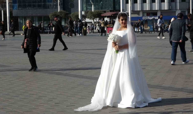 Taksim'de İranlı gelin ve damada yoğun ilgi