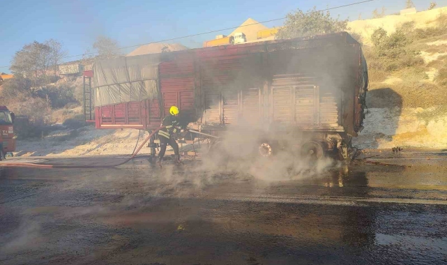 Tarsus'ta mısır yüklü tırda yangın
